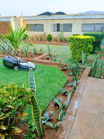 Mown lawn and plant bed borders — by Kellyscappers Central